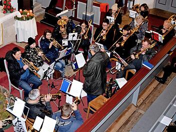 Der Posaunenchor Str&ouml;ssendorf unter der Leitung von Pfarrer Rudolf Ranzenberger stimmte auf das Weihnachtsfest ein. Foto: Dieter Radziej