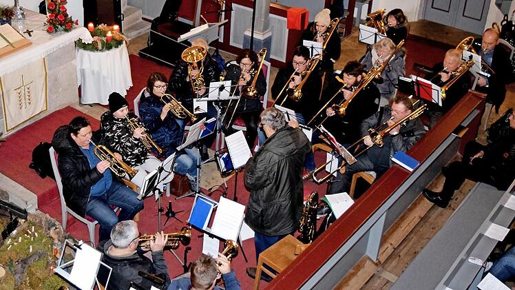 Der Posaunenchor Str&ouml;ssendorf unter der Leitung von Pfarrer Rudolf Ranzenberger stimmte auf das Weihnachtsfest ein. Foto: Dieter Radziej