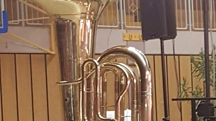 Die Riesen-Tuba neben einer normalen.Foto: Bernadette Roßberg