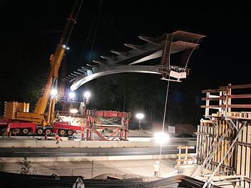 In der Nacht auf den 15. September wurde der Stahlträger eingehoben, in der Nacht auf den 22. September kommen Betonfertigteile und Geländer. Foto: Ralf Ruppert