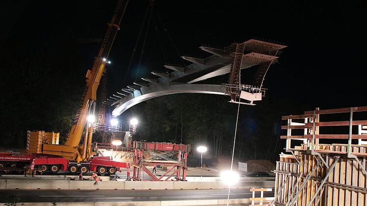 In der Nacht auf den 15. September wurde der Stahlträger eingehoben, in der Nacht auf den 22. September kommen Betonfertigteile und Geländer. Foto: Ralf Ruppert