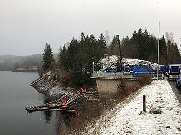 Das THW war am Dienstag und Mittwoch erneut an der Ködeltalsperre im Landkreis Kronach im Einsatz. Vor wenigen Tagen hatte es hier einen Großalarm wegen Rissen in einer Rohrleitung gegeben. Akute Gefahr besteht allerdings nicht. Foto: Fricke/News5