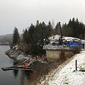 Das THW war am Dienstag und Mittwoch erneut an der Ködeltalsperre im Landkreis Kronach im Einsatz. Vor wenigen Tagen hatte es hier einen Großalarm wegen Rissen in einer Rohrleitung gegeben. Akute Gefahr besteht allerdings nicht. Foto: Fricke/News5