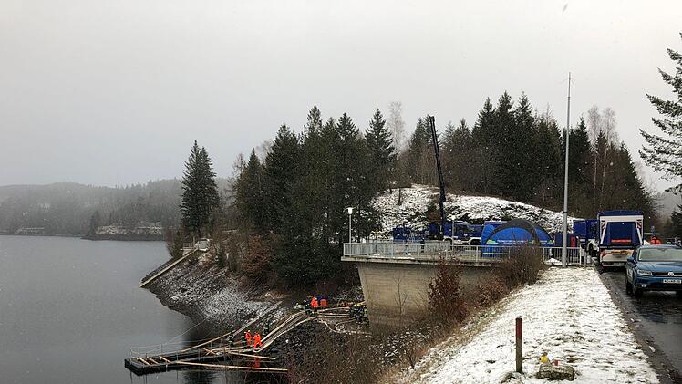 Das THW war am Dienstag und Mittwoch erneut an der Ködeltalsperre im Landkreis Kronach im Einsatz. Vor wenigen Tagen hatte es hier einen Großalarm wegen Rissen in einer Rohrleitung gegeben. Akute Gefahr besteht allerdings nicht. Foto: Fricke/News5