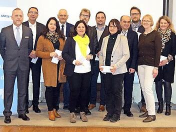Die VR-Bank Oberfranken Mitte bedachte neun Schulen mit einer Spende von jeweils 1000 Euro. Das Bild zeigt die Spendenempfänger mit dem Generalbevollmächtigten Hans-Jürgen Möhrle (rechts) und den Geschäftsstellenleitern aus Kronach, Pressig und Steinbach/Wald.  Foto: Heike Schülein