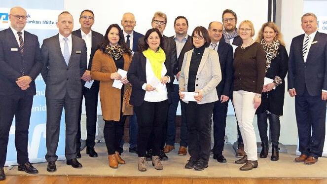Die VR-Bank Oberfranken Mitte bedachte neun Schulen mit einer Spende von jeweils 1000 Euro. Das Bild zeigt die Spendenempfänger mit dem Generalbevollmächtigten Hans-Jürgen Möhrle (rechts) und den Geschäftsstellenleitern aus Kronach, Pressig und Steinbach/Wald.  Foto: Heike Schülein
