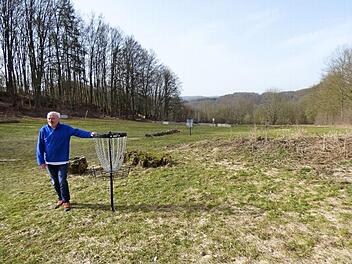 Ferdinand Haselmeier von der Bürgerinitiative Funkmaststandort Gößweinstein am neuen Standort, wo nun der Sendemast der Telekom gebaut werden soll. Das Areal liegt mitten in der Disc-Golf-Gnlage von Thomas Mehl zwischen dem Höhenschwimmbad und dem "Sternenhof". Die Zufahrt muss der Markt Gößweinstein bauen.