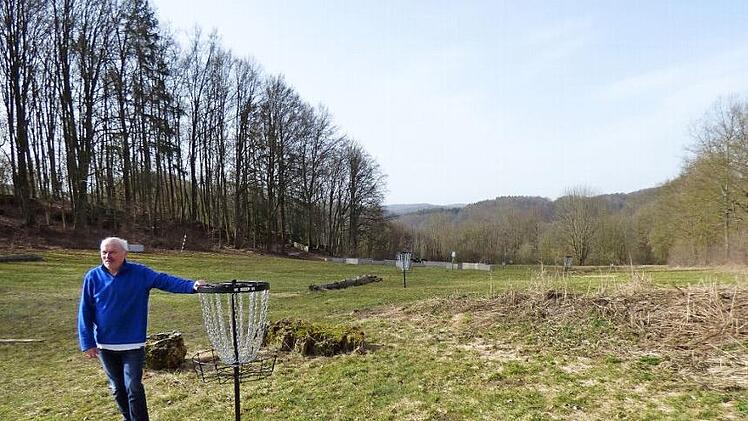 Ferdinand Haselmeier von der Bürgerinitiative Funkmaststandort Gößweinstein am neuen Standort, wo nun der Sendemast der Telekom gebaut werden soll. Das Areal liegt mitten in der Disc-Golf-Gnlage von Thomas Mehl zwischen dem Höhenschwimmbad und dem "Sternenhof". Die Zufahrt muss der Markt Gößweinstein bauen.