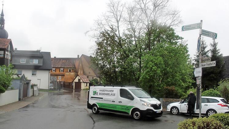 In diesem Bereich treffen die Bergstraße, der Rote-Berg-Weg, die Straße An den Kellern und (Bildmitte nach links) die Schulstraße zusammen. Die Gemeinde will mit Hilfe des Städtebauförderprogramms den Berg für Fußgänger und Schulkinder sicherer gestalten.