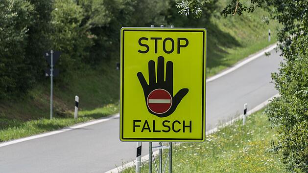 Auf der Autobahn gewendet - Geisterfahrerin begegnet Polizeistreife