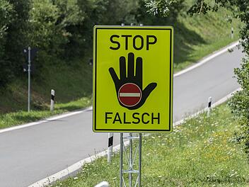 Auf der Autobahn gewendet - Geisterfahrerin begegnet Polizeistreife