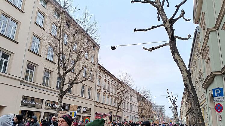 Große Demo in Bamberg: Tausende Menschen ziehen durch die Straßen