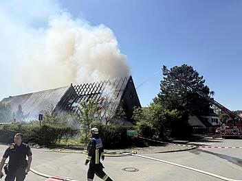 Dachstuhl bei Scheunenbrand in N&uuml;rnberg zerst&ouml;rt