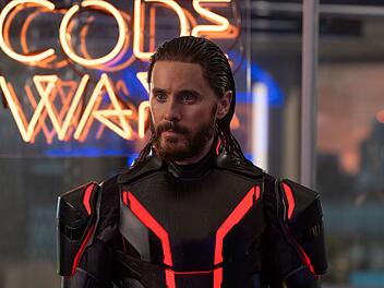 Jared Leto verk&ouml;rpert in "Tron: Ares" einen scheinbar unbesiegbaren KI-Soldaten.
