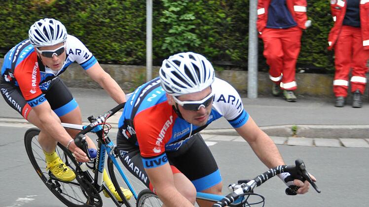Benjamin Korndörfer (hinten) kam trotz der HIlfe seines Teams (vorne Wolfgang Brandl) nicht mehr an die Spitzengruppe heran.