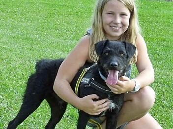 Mischlingsrüde Lenon mit seiner Gassi-Geherin Florentine. Foto: Tierheim