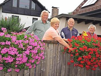 : So schön kann ein Ort durch Blumen werden: (von links) Vorsitzender Georg Zinner, Helga Eberth, stellvertretender Vorsitzender Josef Beitzinger sowie Anneliese Eberth freuen sich über die Blütenpracht - hier auf dem Steg über den Landleitenbach.  Foto: Heike Schülein