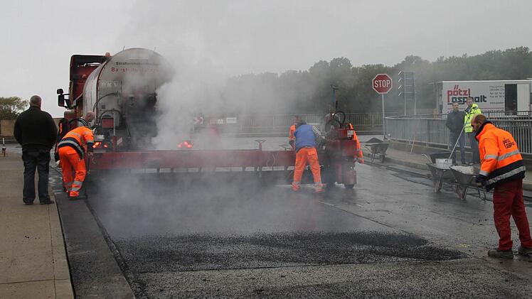 Derzeit laufen in der Theodor-Heuss-Allee und der Vorwerkstraße die Asphaltierungsarbeiten. Nach dem Gussasphalt wird noch die Deckschicht aufgebracht. Foto: Alexander Hartmann