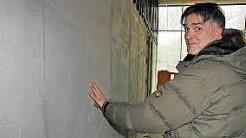 Eberns Zweiter Bürgermeister Harald Pascher machte den Putz-Test.