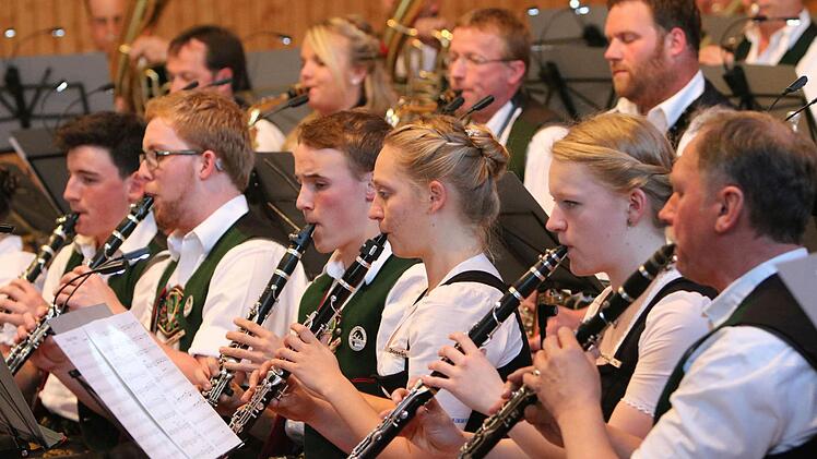 Im ersten Teil des Konzerts in Meeder trat die Musikkapelle Nußdorf am Inn auf.Foto: Jochen Berger