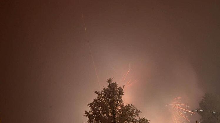 Zum Jahreswechsel 2016/2017 haben viele Kissinger den Blick auf das Feuerwerk genossen. Ein besonderes Lichterspektakel war von der Therme aus zu sehen. Glitzernde Sterne und leuchtende Fontänen lockten bei minus sieben Grad ins Freie. Foto: Peter Rauch