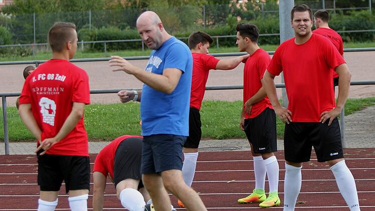 Trainer Frank Lerch stimmt jeden Spieler vor dem Anpfiff noch einmal auf den Saisonauftakt ein.