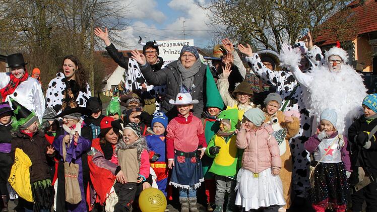 Erstmalig einträchtig zusammen: die Mädchen und Buben aus den beiden Kindergärten Kirchlauter und Neubrunn mit  Erzieherinnen
