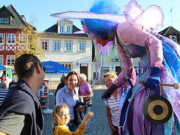 Immer wieder drehte auch Stelzenengel "Liebelo" beim Herbstmarkt seine Runden. Die Aufmerksamkeit war ihm sicher.Markus Häggberg