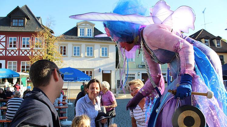 Immer wieder drehte auch Stelzenengel "Liebelo" beim Herbstmarkt seine Runden. Die Aufmerksamkeit war ihm sicher.Markus Häggberg
