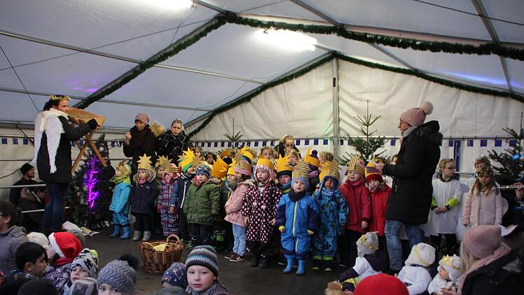 Unterstütz wurden die Kindergartenkinder von den Kindern der Mittagsbetreuung der Grundschule (vor der Bühne).