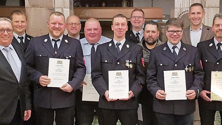 Unser Bild zeigt (vorne, von links) Dieter Schaar, Christian Lutz, Jörg Schneider, Stefan Hofmann und Peter Weigel; (Mitte, von links) Stefan Hoffmann, Ralf Harz und Frank Popp sowie (hinten, von links) Alexander Schnabel, Stefan Ruckriegel und Martin Bernreuther. Foto: privat