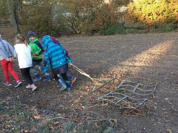 Die Drittklässler der Rudolf Steiner Schule  eggen das Feld, das sie gemeinsam bestellen werden. privat