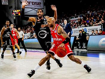 Die Erfahrung spricht im Duell zwischen Brose Bamberg um Ricky Hickman (am Ball) und Rasta Vechta um Austin Hollins (schwarzes Trikot) für die Oberfranken. Daniel Löb