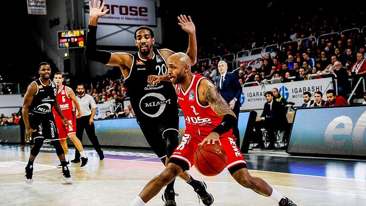 Die Erfahrung spricht im Duell zwischen Brose Bamberg um Ricky Hickman (am Ball) und Rasta Vechta um Austin Hollins (schwarzes Trikot) für die Oberfranken. Daniel Löb