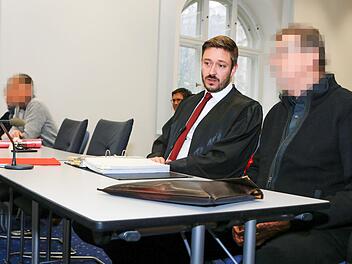 Der angeklagte Arzt der Seniorenresidenz Gleusdorf (rechts): Hatte er einen Demenzpatienten 2016 unzureichend mit starken Schmerzmitteln versorgt?  Foto: Matthias Hoch