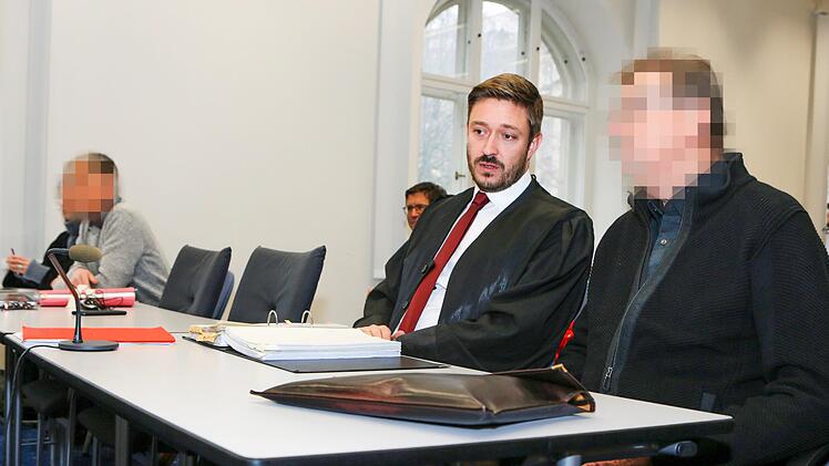Der angeklagte Arzt der Seniorenresidenz Gleusdorf (rechts): Hatte er einen Demenzpatienten 2016 unzureichend mit starken Schmerzmitteln versorgt?  Foto: Matthias Hoch