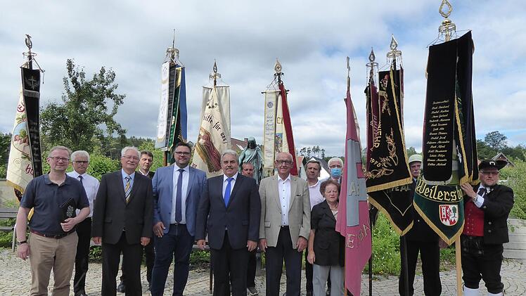 Ein Gruppenbild  trotz Corona (v. l.):  Pfarrer Oliver Schütz, Anton Dennerlein, Bürgermeister  Marco Friepes, Gerhard Amon und Adam Martin mit          den Fahnenabordnungen der Ortsvereine aus Weilersbach und  Reifenberg Foto: Heidi Amon