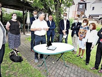 Die symbolische Tablet-Übergabe fand stellvertretend für weitere Seniorenheime im BRK-Bürgerhospital statt.