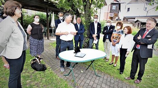 Die symbolische Tablet-Übergabe fand stellvertretend für weitere Seniorenheime im BRK-Bürgerhospital statt.