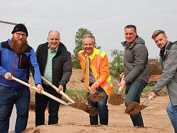 Spatenstich bei Frühlingswärme. Foto: Johannes Schlereth