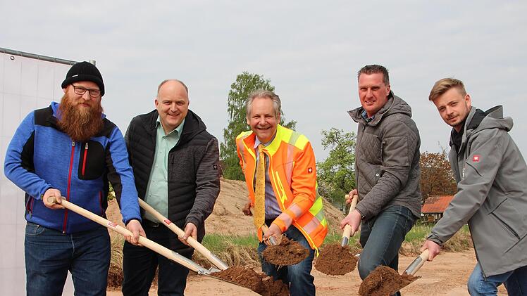 Spatenstich bei Frühlingswärme. Foto: Johannes Schlereth
