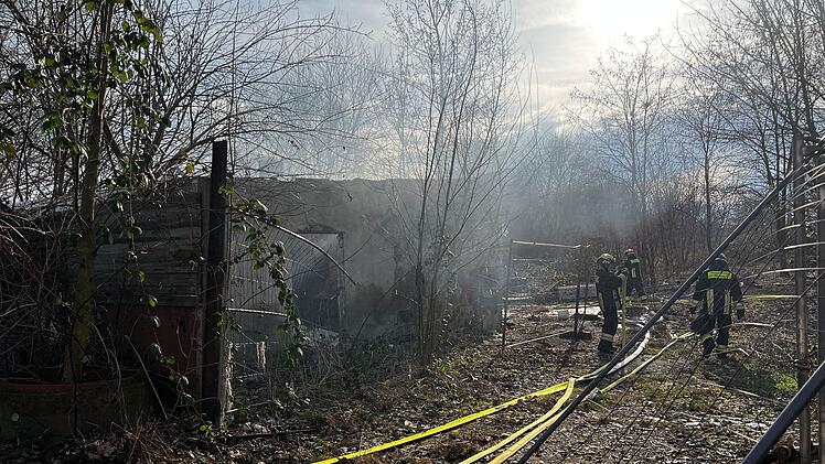 Scheune in Vollbrand: Gebäude bereits zum Teil eingestürzt