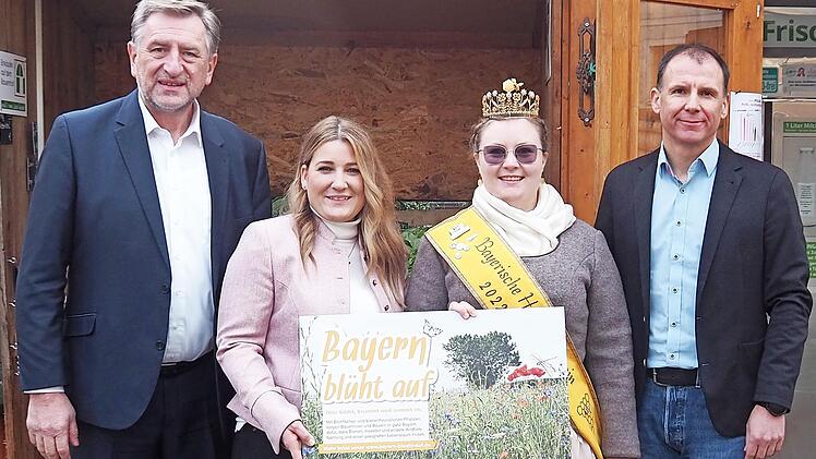 Günther Felßner, Präsident des Bayerischen Bauernverbands (links), sowie Honigprinzessin Linda Jakob (Zweite v. r.) und Stefan Spiegel, Präsident des Landverbands Bayerischer Imker (rechts), überreichten Sabrina Lamm den ersten Preis.