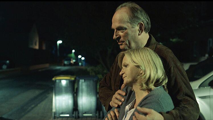 Friseur Karl (Herbert Knaup) und seine Frau Elsa (Johanna Gastdorf) sind noch immer gl&uuml;cklich miteinander. Die Erkenntnisse &uuml;ber ihren Sohn ersch&uuml;ttern Karl jedoch in seinen Grundfesten.