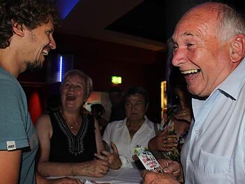 Beste Laune bei der  Autogrammstunde:  Regisseur Marcus H. Rosenmüller bringt Rainer Fröhlich aus Stadtlauringen so richtig zum lachen.  Fotos: nat