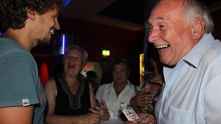 Beste Laune bei der  Autogrammstunde:  Regisseur Marcus H. Rosenmüller bringt Rainer Fröhlich aus Stadtlauringen so richtig zum lachen.  Fotos: nat