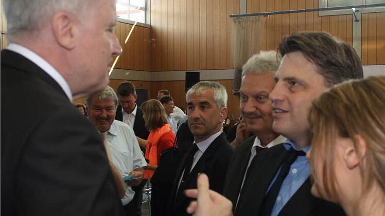 Horst Seehofer im Gespräch Foto: Gerhard Bauer