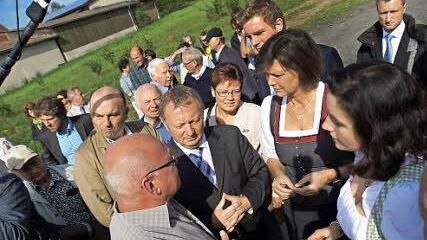 Walter Zeitz (links) trägt Ilse Aigner sein Anliegen vor.