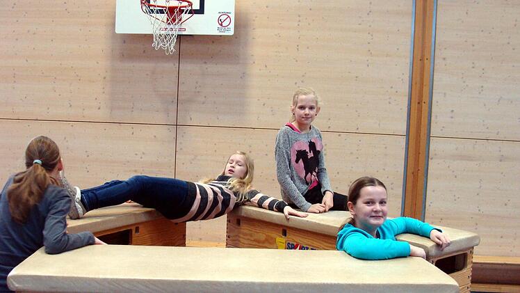 Sprungkästen als Trainingsplatz, um sich aus dem Eis zu ziehen. Für (von links): Hanna Kotschenreuther, Laura Förtschbeck, Hanna Bätz und Anna Kotschenreuther war das gar nicht so leicht.