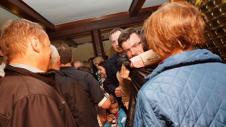 CSU-Anhänger beglückwünschen Armin Warmuth im "Hirschen"
